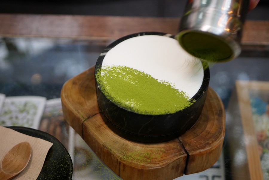 招牌是超多抹茶粉的蛋糕