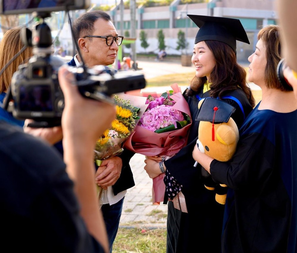 許紹雄22歲愛女大學一級榮譽畢業 花2千3百萬買獨立屋移民新加坡
