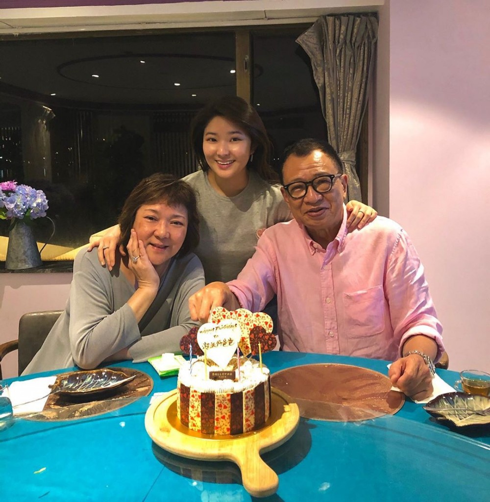 許紹雄22歲愛女大學一級榮譽畢業 花2千3百萬買獨立屋移民新加坡