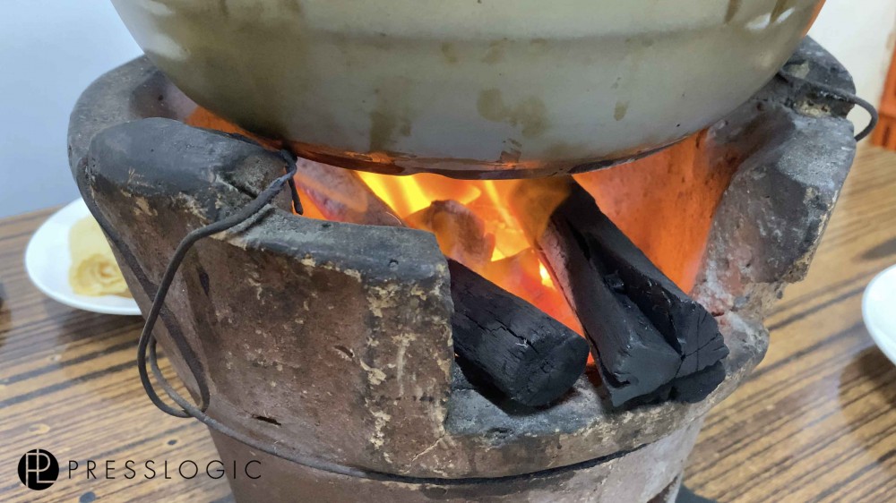 炭爐上用上傳統砂鍋，保溫性能高，炭爐火力均勻。