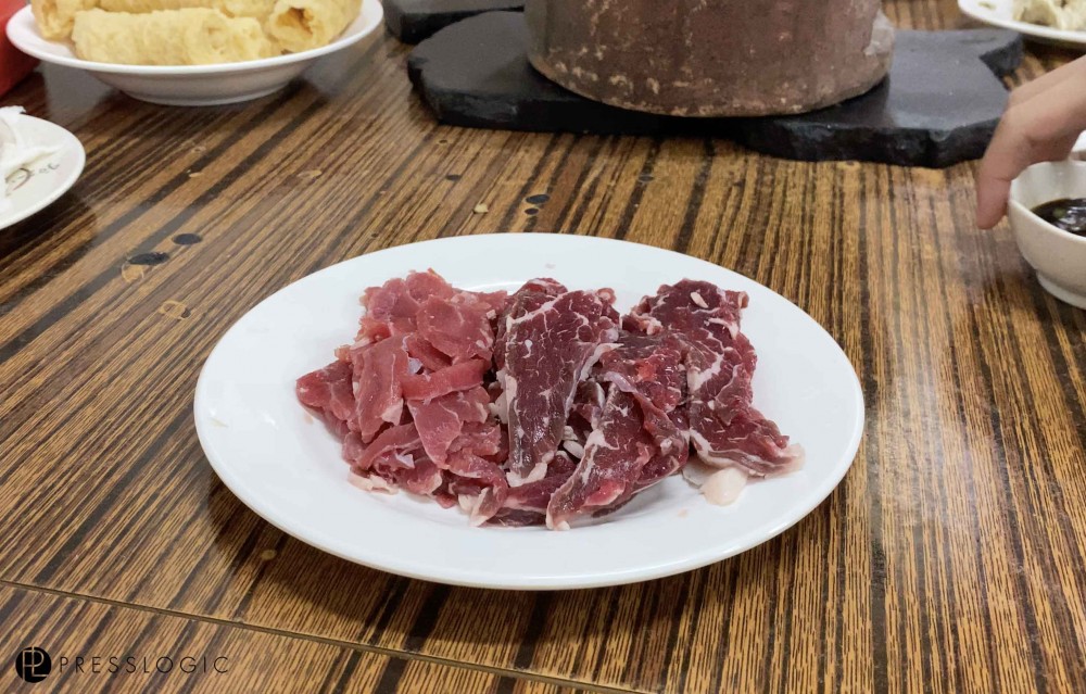 至於火鍋配料，當然不少得本地手切肥牛。