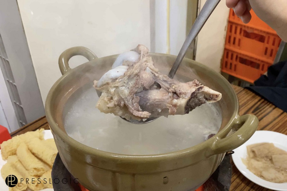 先講火鍋，湯底款式10多種口味，傳統有豬骨湯、蕃茄牛肉薯仔湯、沙嗲鴛鴦鍋。