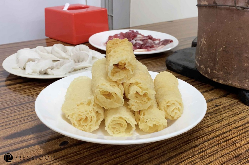 另外也有供應水魷魚、五花腩、墨魚滑、黑柏葉、美國桶蠔、豬紅、炸魚皮等配料，選擇豐富。