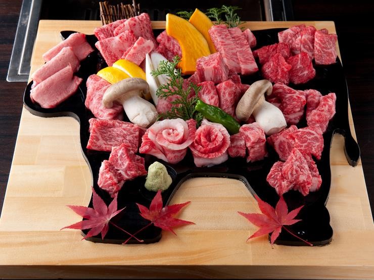每日限量嘅「一頭牛燒肉套餐」!成個碟就係牛嘅形狀,碟上嘅格仔擺返對應嘅和牛部位