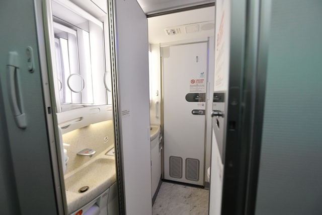 機上廁所可以打通,空間大大增加,方便輪椅使用者