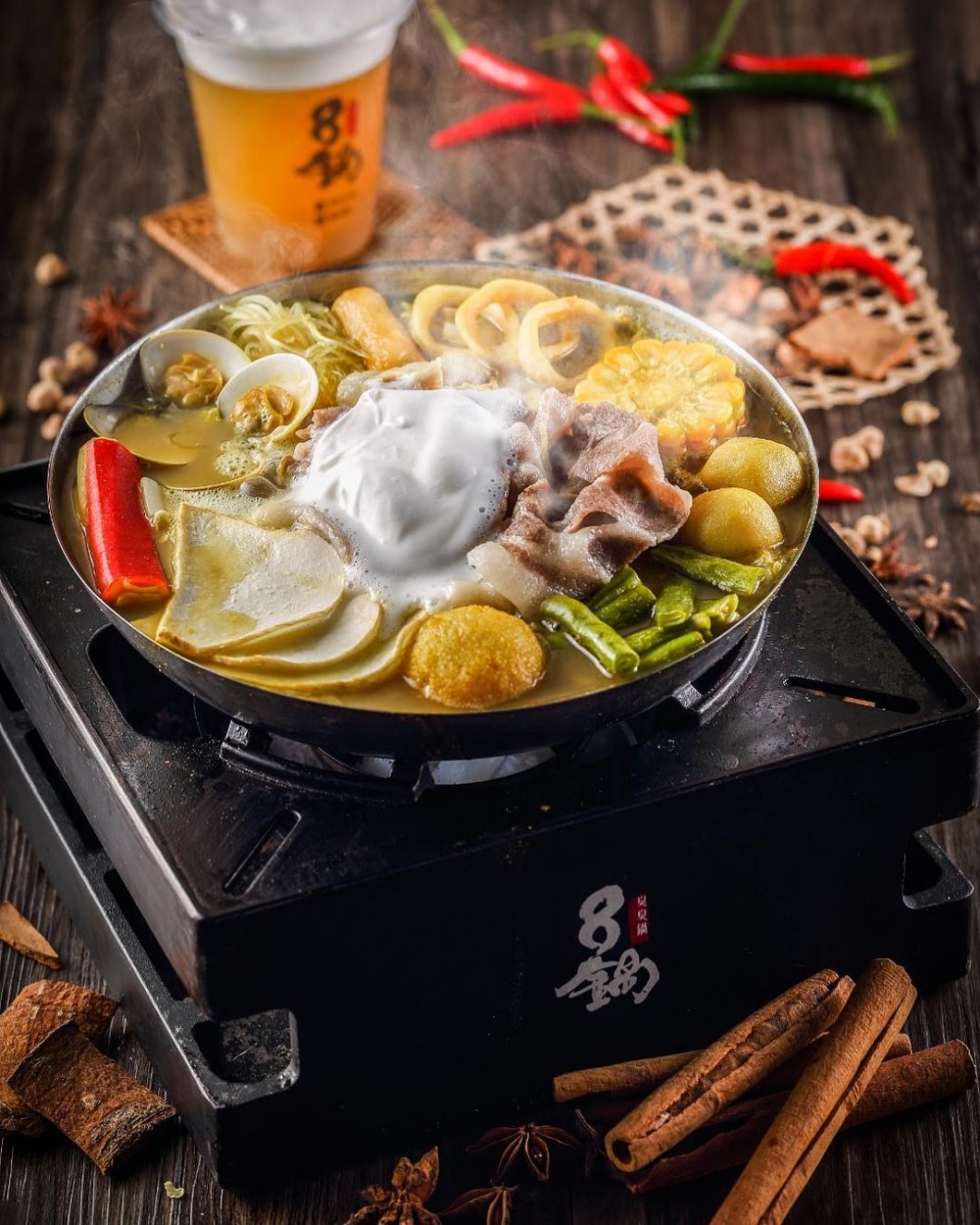 其他湯底包括芝士牛奶鍋、藥膳羊肉鍋、沙茶牛肉鍋等
