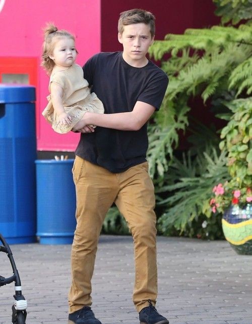 哈七喺家中受盡寵愛，除咗爸爸之外，3個哥哥都錫到燶