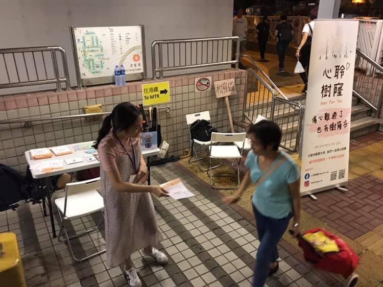 「面對面」嘅輔導就少之又少,所以佢哋每星期都會申請喺唔同地區設置街站,等義工親身接觸街坊,聆聽街坊內心嘅感受。