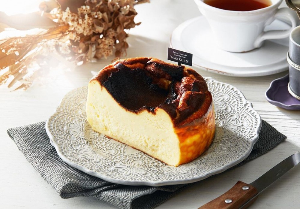 焦黑色嘅頂層帶少少苦味，但同芝士嘅酸味同甜味配合令到芝士蛋糕嘅層次更豐富！