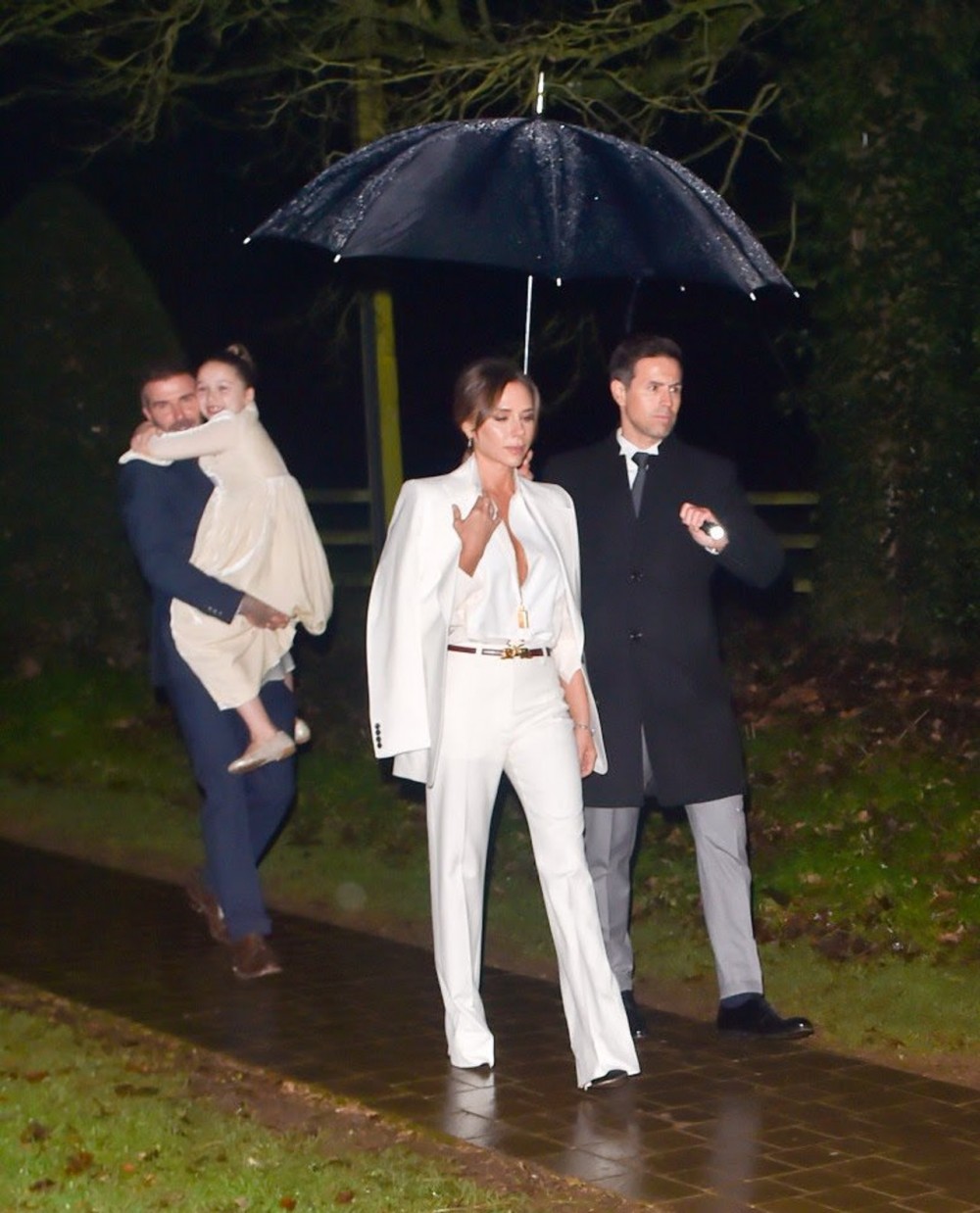 當日有落雨，向來錫寶貝女嘅碧咸就抱起哈七行路，以免囡囡俾雨水整濕。