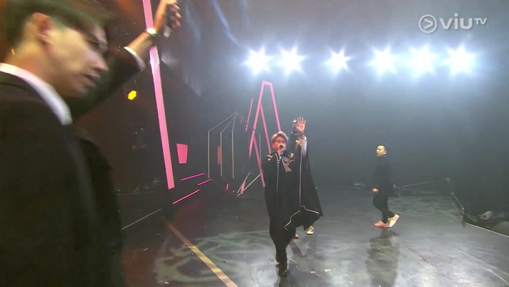 全黑表演 歌詞與抗爭運動有關望鼓勵港人