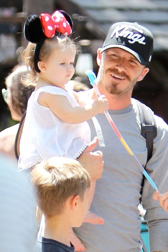 哈七同家人一齊出現時多數都唔洗行路，因為幾乎每次都係由爸爸抱住