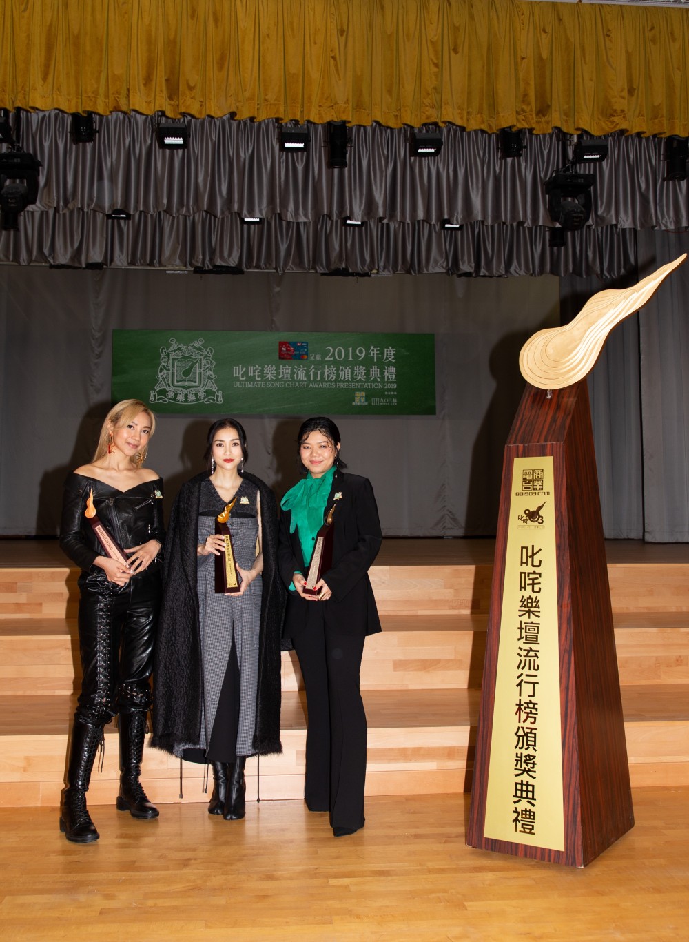 「叱咤樂壇女歌手」:(金獎)謝安琪;(銀獎)鄧小巧;(銅獎)江海迦 AGA