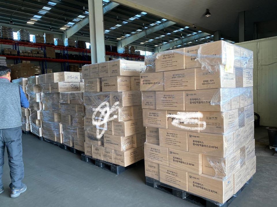 發現「賊人」同佢同時間到現場：「仲喺度擘大眼講大話￼呃呢度啲工作人員話批口罩係佢哋既，仲想偷第二次」