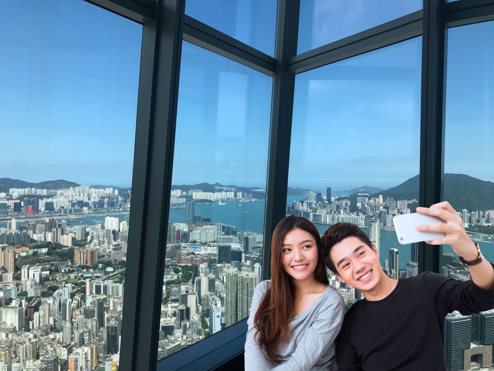 天際100一樓票務大堂出示有效香港身份證即可享有門票買一送一優惠!
