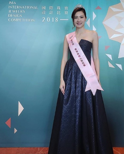 原來劉芷希喺2012年曾經參選《中華小姐環球大賽》奪得亞軍、「完美體態小姐」同「最高貴氣質小姐」三項殊榮