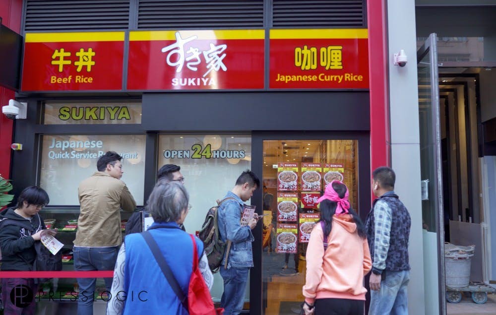 Sukiyaすき家有三大天王牛肉飯嘅稱謂，喺旺角開業以嚟，日日吸引大批牛丼fans喺門口排隊。