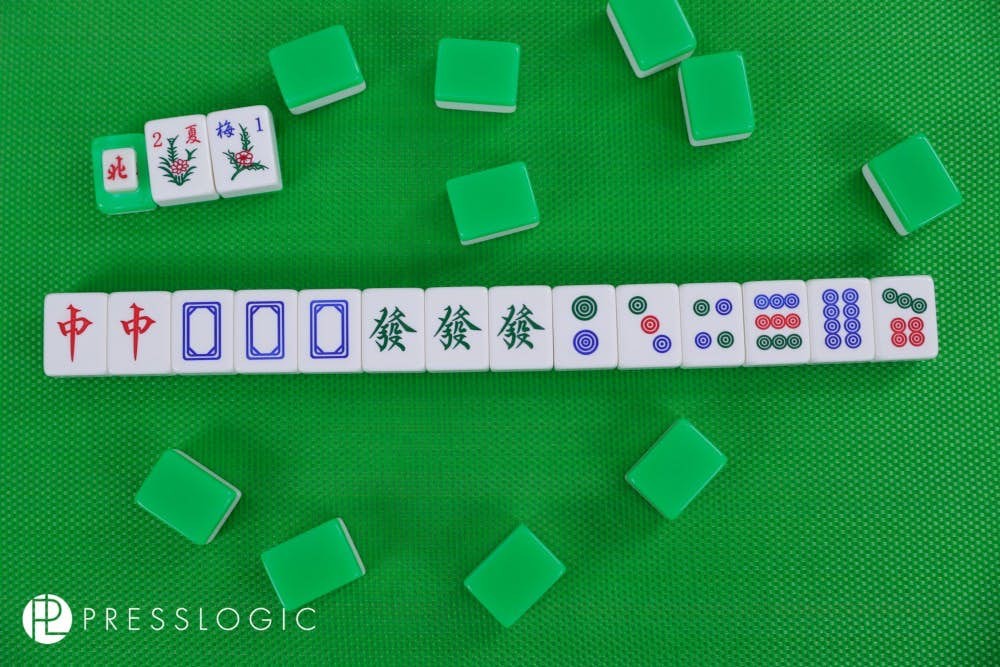 小三元集齊「中、發、白板」,組成兩對刻子同一對眼