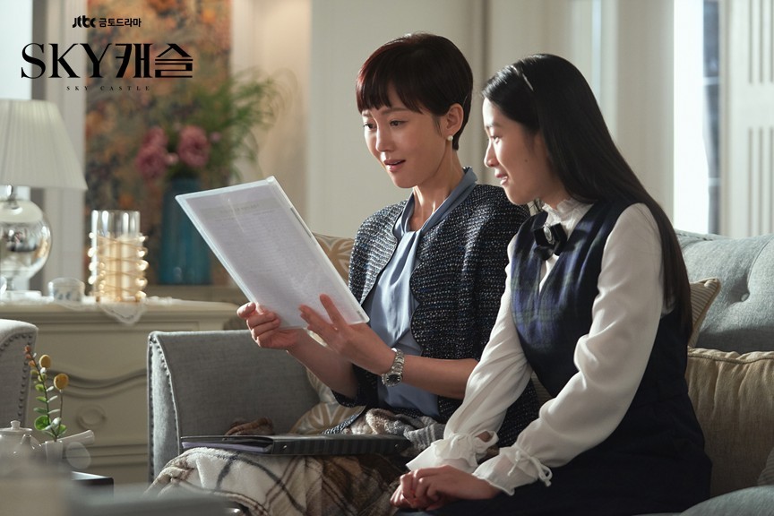 劇集刻劃韓國社會父母為咗培養仔女可以入到SKY 3間韓國著名大學 (韓國首爾大學Seoul National University、高麗大學Korea University、延世大學 Yonsei University)扭曲嘅心態
