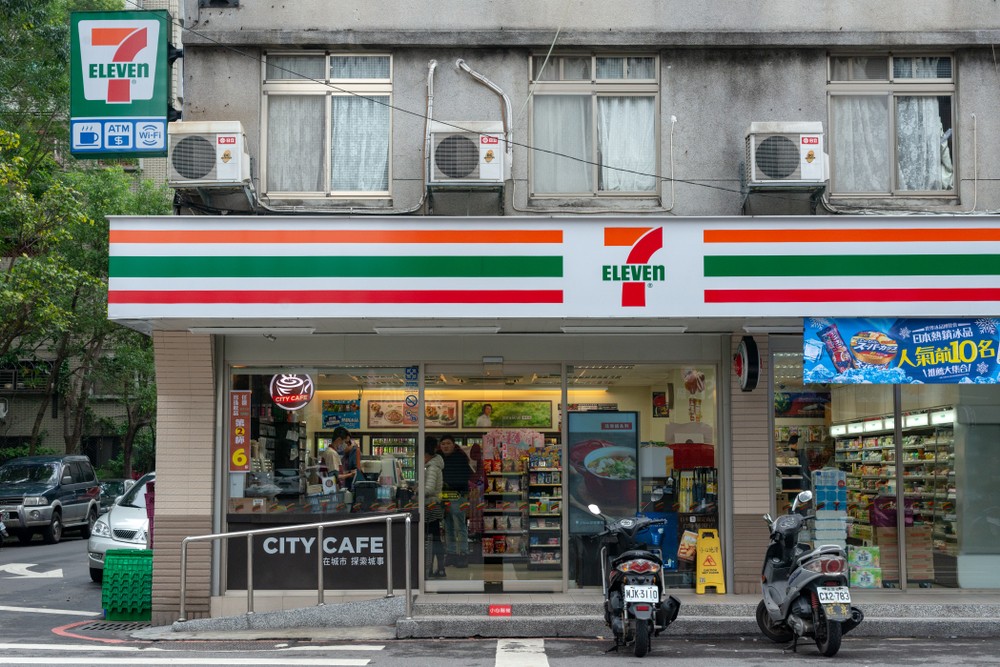 所有口罩將會統一由政府調配，並統一價格，以免有人抬高售價牟利。