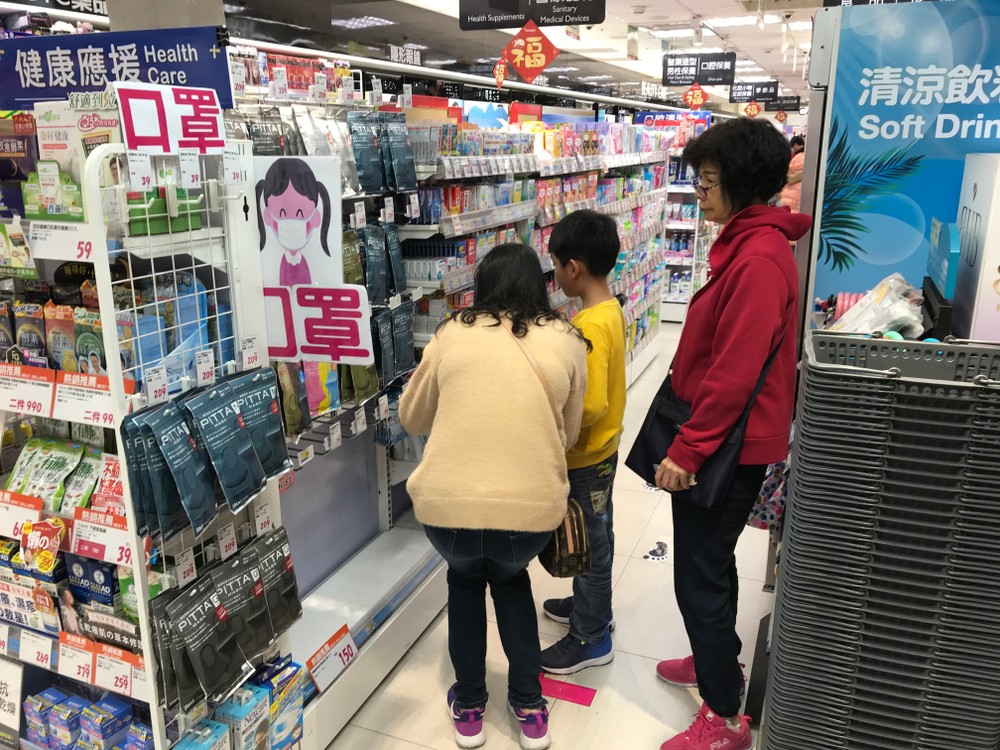 由台灣流行指揮中心分配，其中140萬個提供俾醫療或公務防疫及儲備，260萬個提供俾民眾。