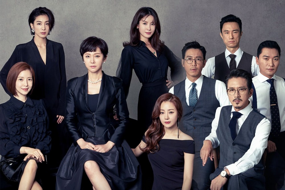 《SKY Castle/天空之城》講述韓國上流社會5位女性幫助丈夫事業同培養仔女嘅故事。每個家庭都有唔同問題同情況。