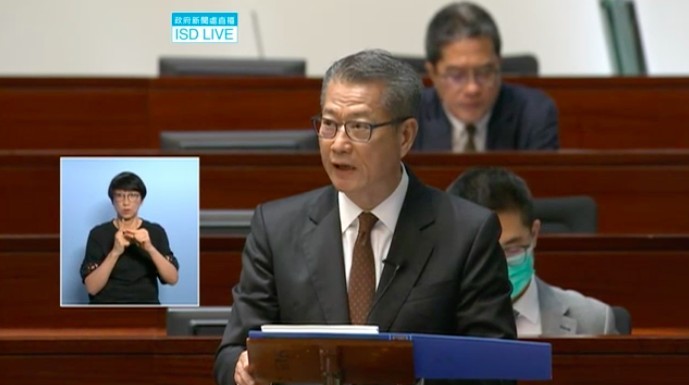 今日佢宣佈派糖!18歲以上香港居民可獲派$1萬,同澳門睇齊。