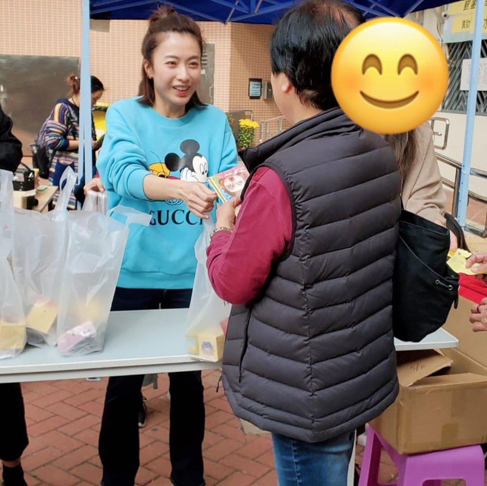 甘比1997年創辦劉鑾雄慈善基金，多年嚟積極參與慈善工作，有時仲會帶埋仔女一齊做善事。