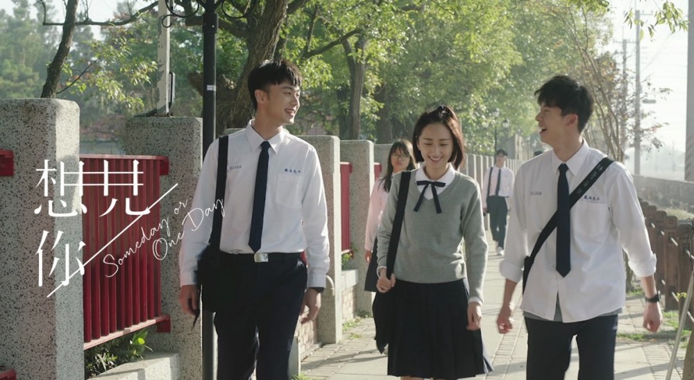 《想見你》故事融合咗懸疑、愛情、魔幻、推理、靈魂穿越,講述女主角黃雨萱因為太思念意外離世嘅男友王詮勝,於是用一個「可以搵到世界上另一個自己」嘅APP,結果靈魂穿越到1998年同佢一模一樣嘅「陳韻如」身上,同時遇見同已離世男友一模一樣嘅另一個男人「李子維」......