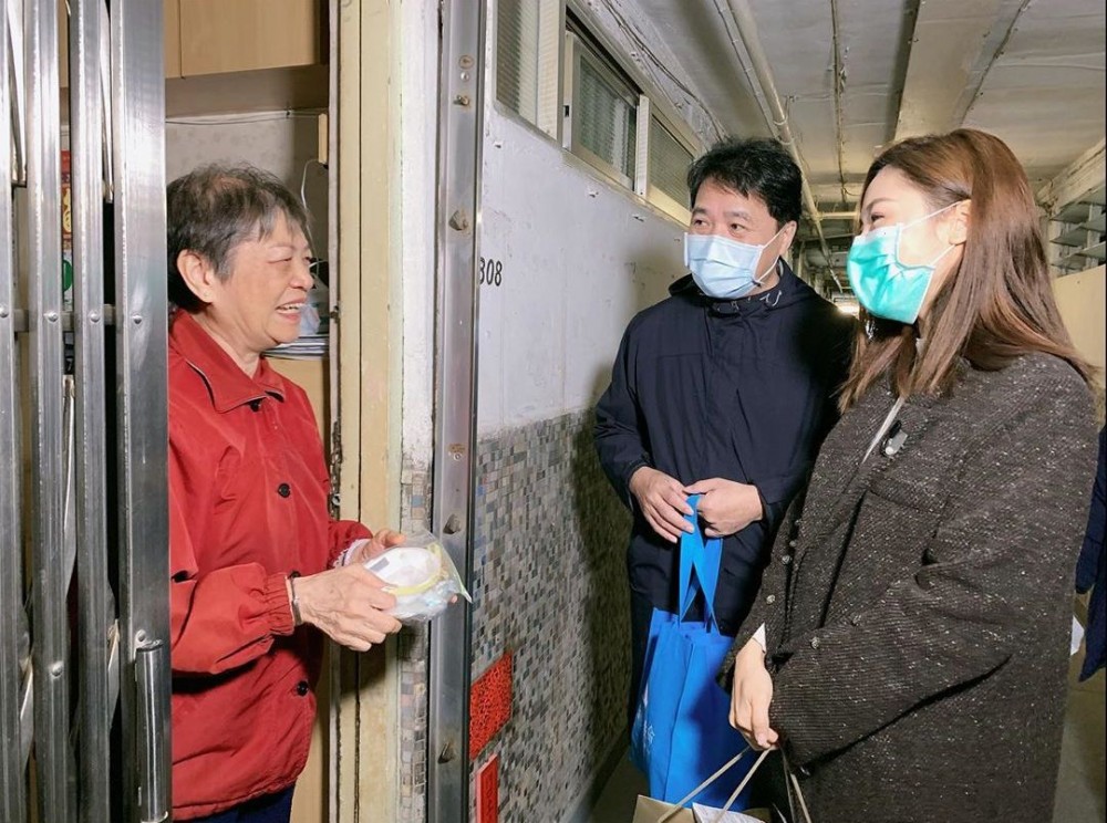 佢又指：「希望大家都團結，不送口罩出去都不要加價。街上有一個人病，其實自己都會危險。大家都是搭同一條船。每一個人都要健健康康，香港才會好。」