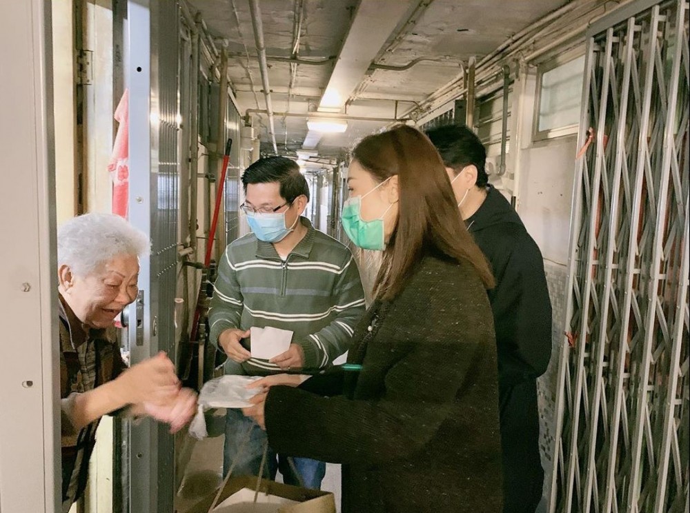 佢琴日就post出自己去屋邨探訪老人家嘅相，原來施嬅屋企有十幾個N95口罩，希望趁今日做義工可以派口罩俾公公婆婆，順便將自己嘅存貨都送埋一份。