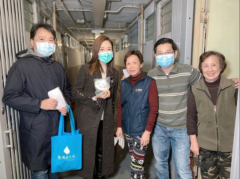 李施嬅之前就喺IG表示本來去加拿大探親前訂咗大批口罩，希望可以送俾有需要嘅公公婆婆。但口罩一直顯示運送中，都未到：「已經3個禮拜前訂了。現在都回到香港了。看來也不會到。」