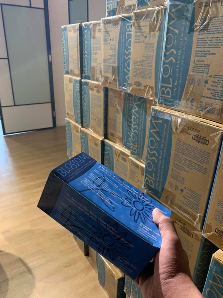 今日杜汶澤收到第二批貨，決定即刻送10000隻口罩比琴晚爆發武漢病毒嘅長康村！