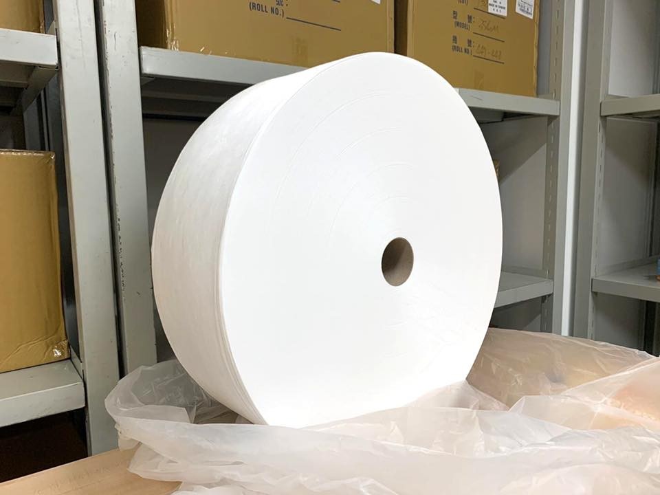 原來一個口罩有三層構造，外層係防水不織布，阻隔飛沫同大粒粉塵、裡面嗰層係另一種比較柔軟嘅不織布，吸水並令面部皮膚更舒適。