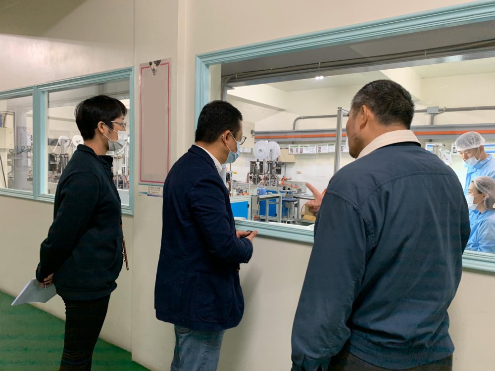 而王維基旗下嘅HKTVmall更買埋口罩機，諗住自製口罩。