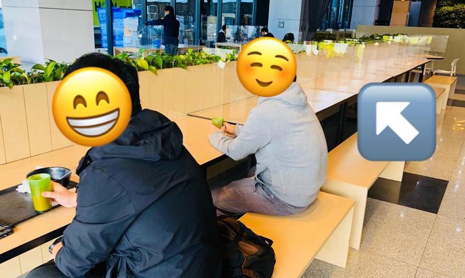 行政部都將同事飯堂枱面加塊透明膠板隔開