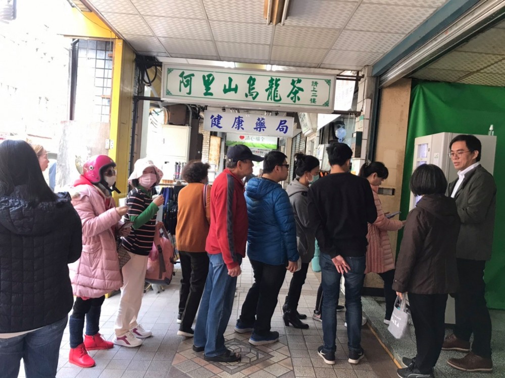 呢部口罩售賣機設喺寧夏夜市，吸引大批民眾排隊購買。