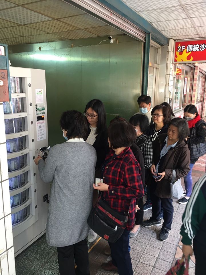 由於口罩供應商要配合政府徵召，所以提供嘅口罩並非醫療級，而售賣機亦只係試行，廠商期望未來可以同政府合作，發放口罩。
