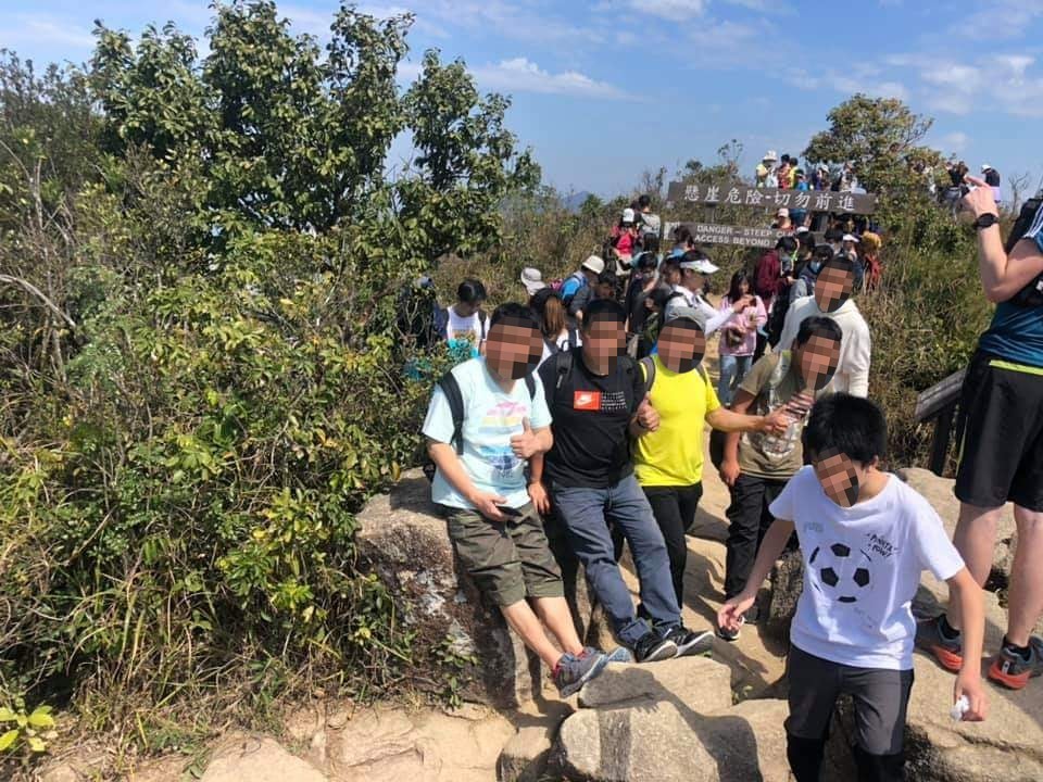 無視「懸崖危險，切勿前進」警告字牌，照樣闖入。