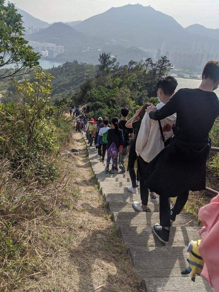香港人行山現況，可見步行徑有超多人，山頭人山人海，連落山都要排住隊咁落，可見行山人數之多。