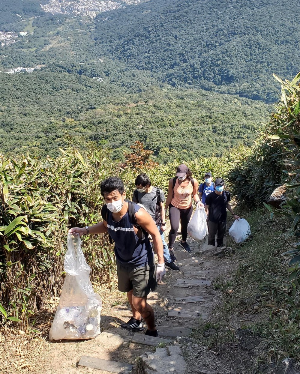 全公司Home Office自發上山執垃圾