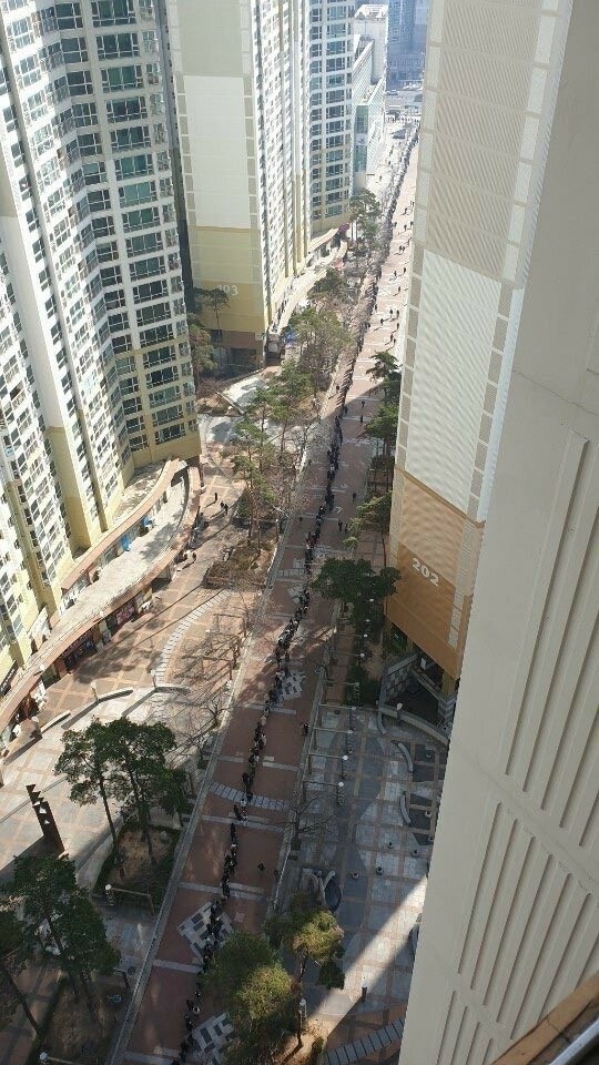 疫情最嚴重嘅大邱,大批市民排隊買口罩。