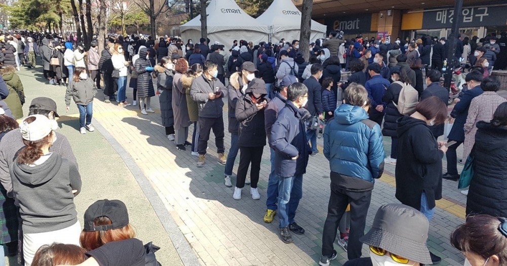 韓國超市Emart向大邱、慶尚北道嘅8間分店分發130萬個口罩,以820韓圜(約港幣$5)一個出售