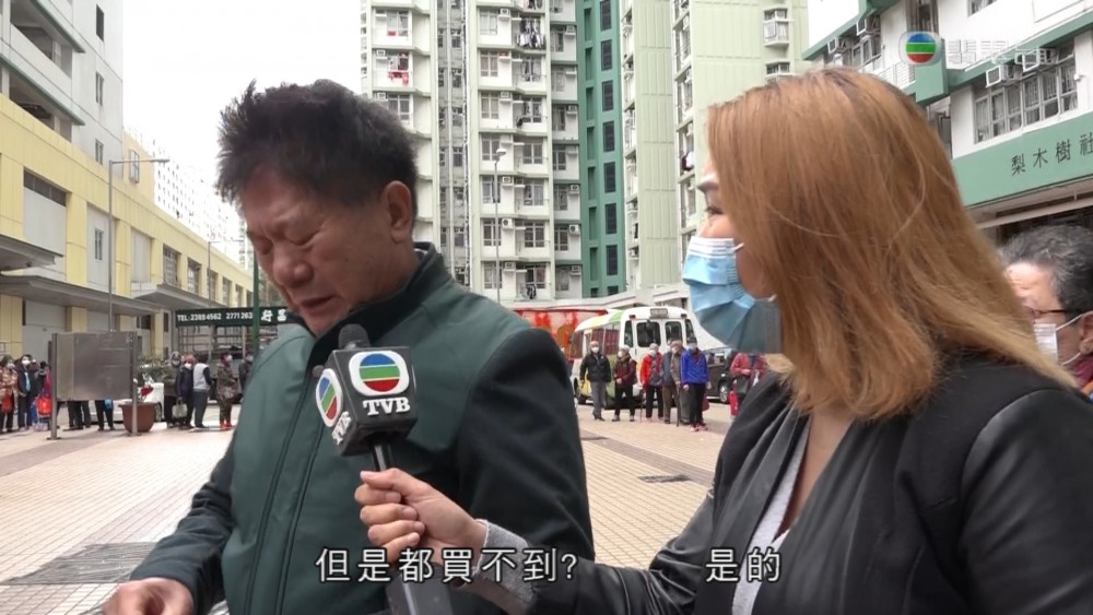 主持再問:「屋企一個都無呀?」伯伯開始眼泛淚光點頭,主持:「咁點算呀?無哂(口罩)」