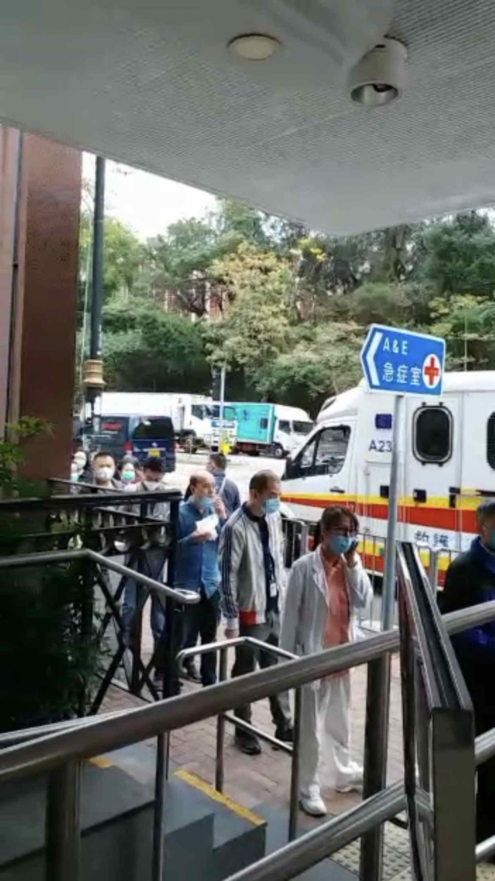 一名排緊隊嘅前線人員稱，香港前線醫護人員包括醫生、護士都要排隊買口罩，片主形容情況「淒涼」。