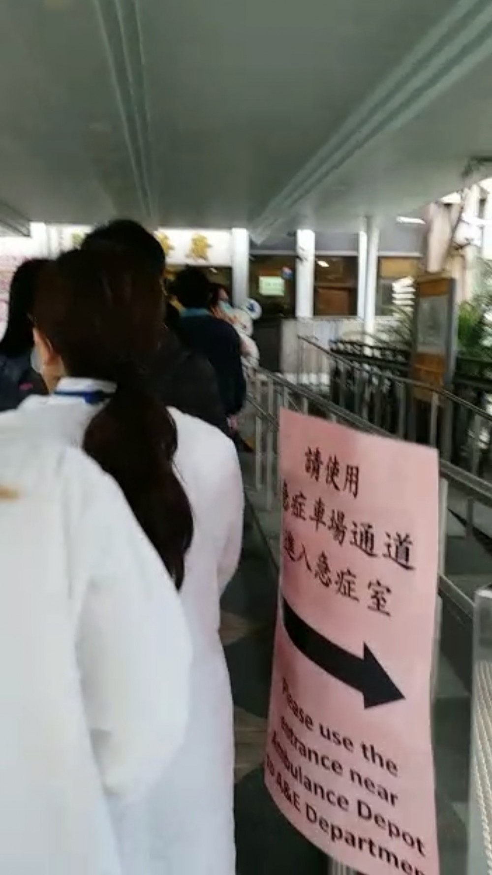 據知醫護人員正排隊往醫院內小賣部買口罩，更指價錢係「5蚊兩個」。