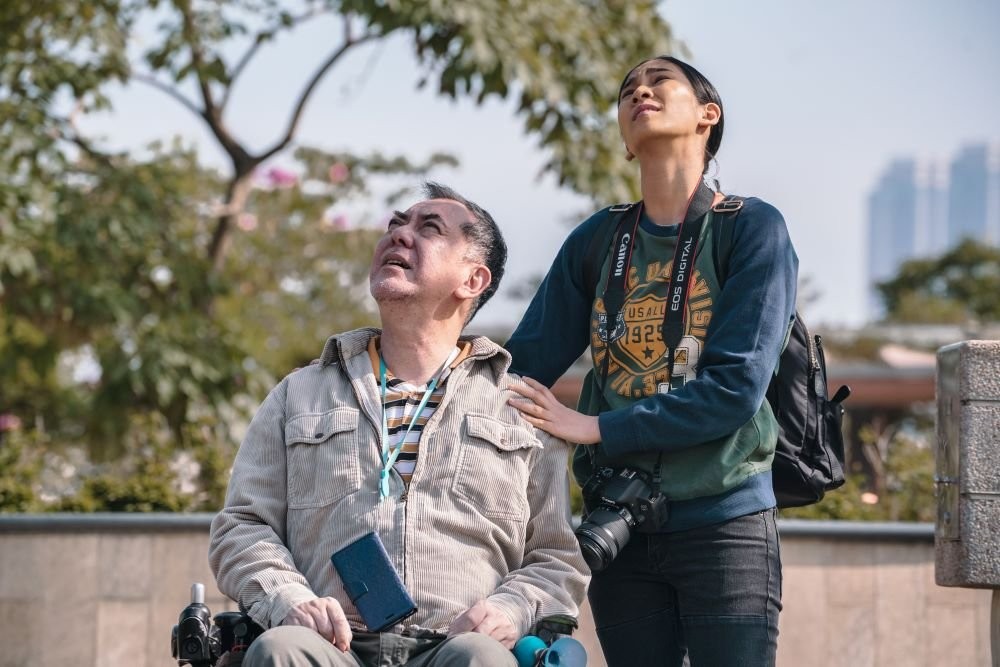 區議員康展華喺Facebook分享上年見到一個印尼姐姐坐喺屋苑長凳喊。