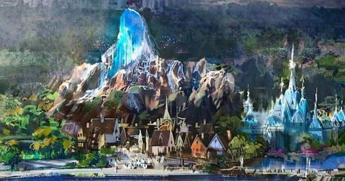 唔止有山脈、潮泊,亦有Elsa用魔法興建嘅冰雪城堡!冰雪城堡位於山上,遊客可以高處俯瞰成個園區。