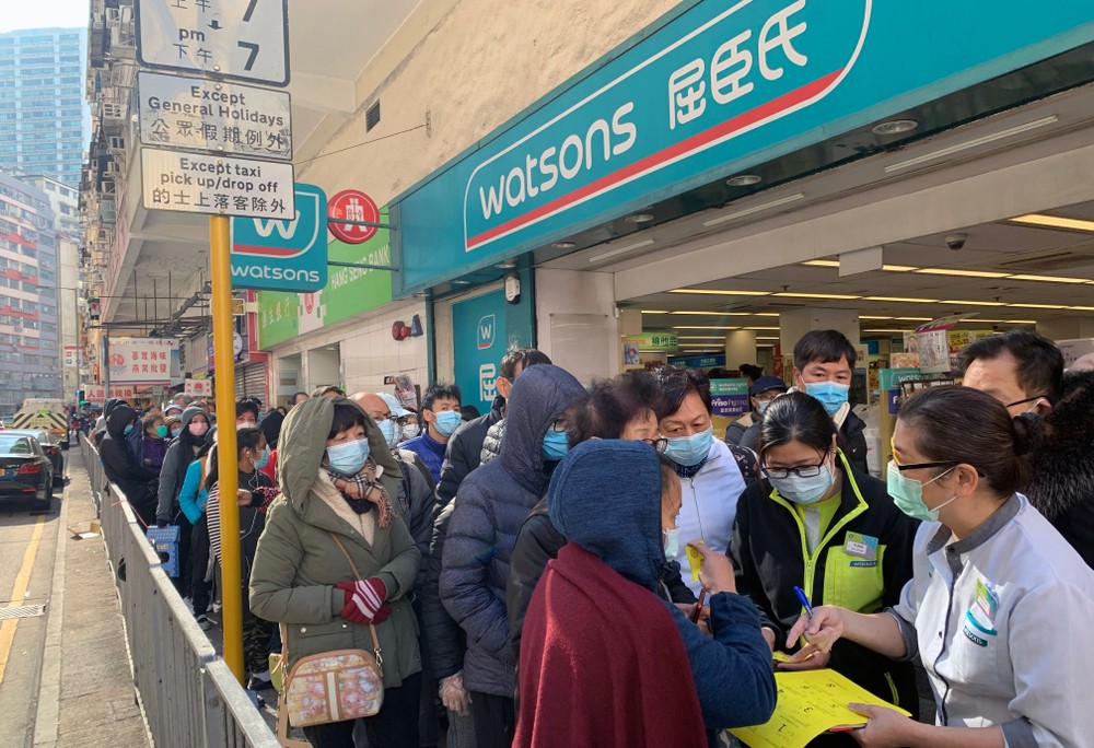 香港口罩短缺，唔少香港人為買口罩不惜通宵排隊。