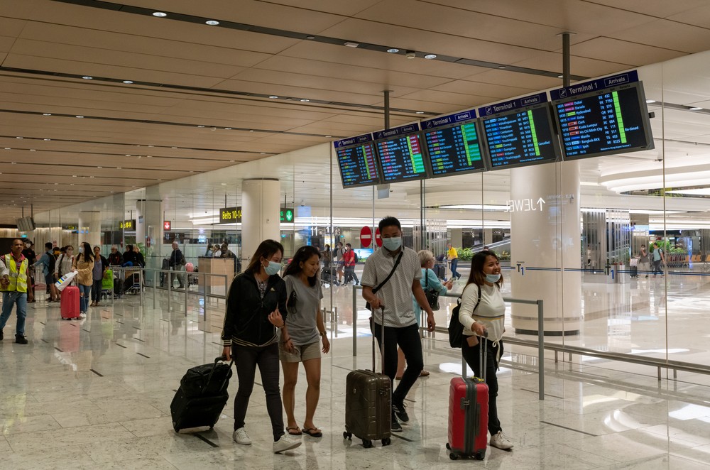 男子喺樟宜機場試圖離境,新加坡移民與關卡局警告佢已違反規定,可能會受到處分,但佢仍堅持出境。